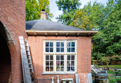 Woonhuis met ladder