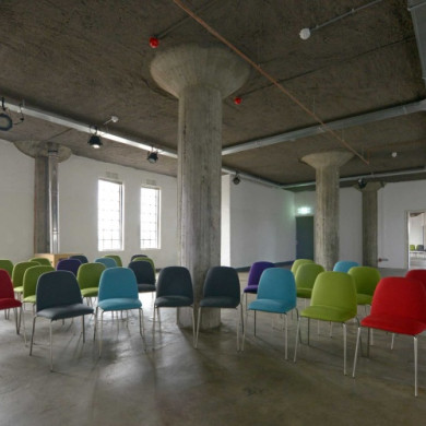 Interieur Koelhuis Zuthpen met stoelen