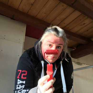 Chantal met verfroller