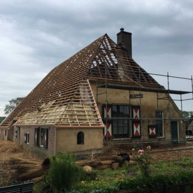 Rietdekker aan het werk