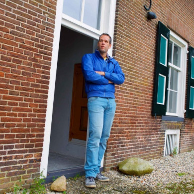 Berry bij de rijksmonumentale boerderij uit 1859