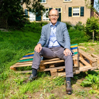 Ad van Ouweland voor het huis