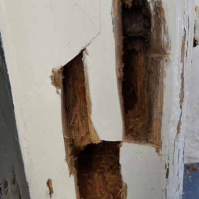 Onderhoud nodig aan het Koetshuis