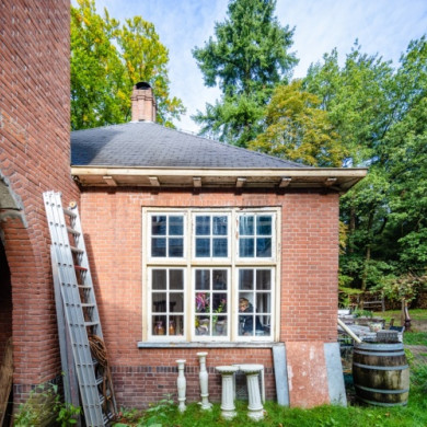 Gebouw naast de poort