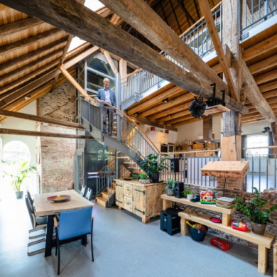 Kornhuys met Ad op de trap