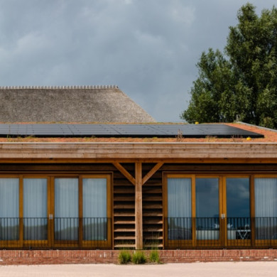 Kornhuys met zonnepanelen op het dak