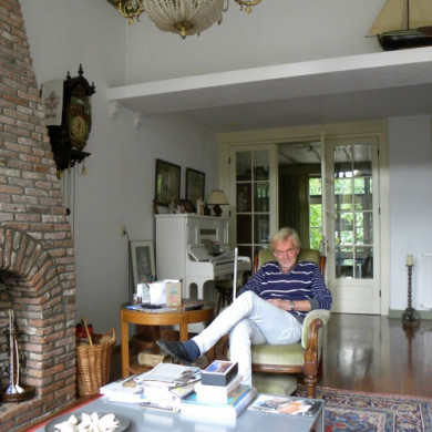 Menno in de woonkamer