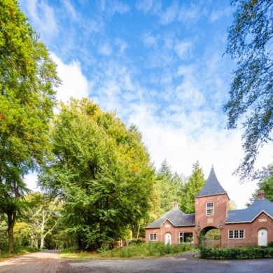 Poortgebouw met omgeving