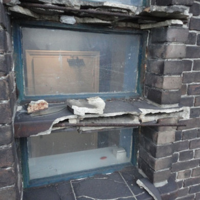 Beschadigd bouwkeramiek