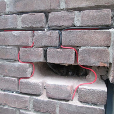 Draden van de kathodische bescherming door de voegen