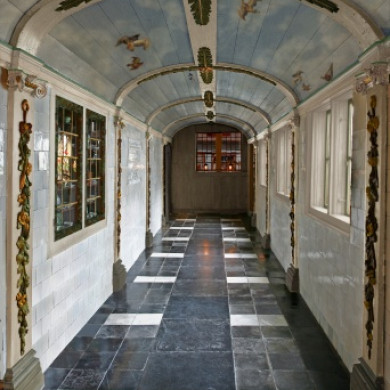 Gang in het vrouwenhuis met plafondschildering 17e eeuw