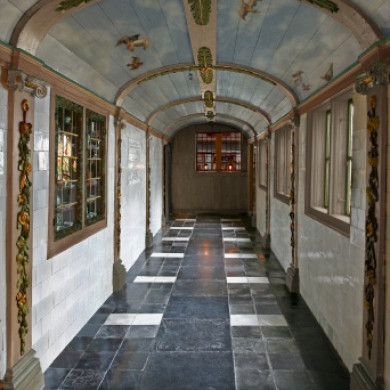 Gang in het vrouwenhuis met plafondschildering 18e eeuw