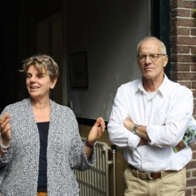 Hannah en Simon voor de Pastorije