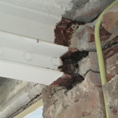 Stalen bint gekoppeld met hoeklijn aan latei