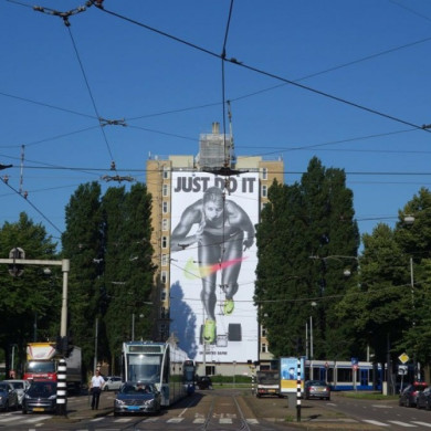 Steigerdoekreclame op de wolkenkrabber