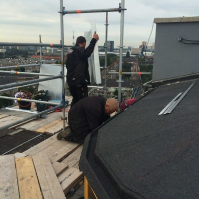 Werkzaamheden aan het dak van het trappenhuis