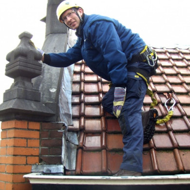 Monumentenwachter Wilfred aan het werk op het dak