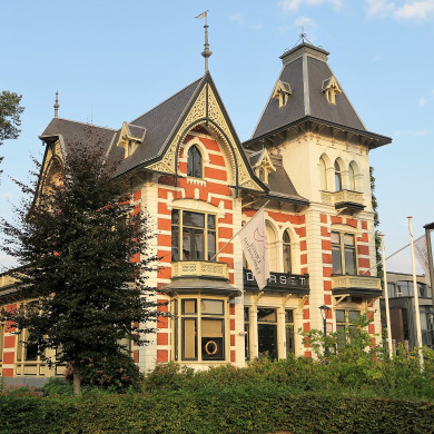 Rijksmonumentale Villa Elizabeth aan de Grotestraat 167 in Borne, huidige bestemming is restaurant Dorset