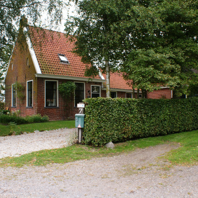 Monumentale kop-hals boerderij aan de Sandebuur 7 te Rolderwolde