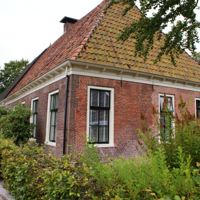 Rijksmonumentale boerderij aan de Kerkstraat 12 te Peize