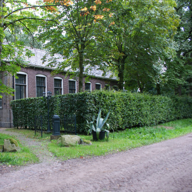 Rijksmonumentaal schoolgebouw uit 1877 aan de Hoofdstraat 62 te Een