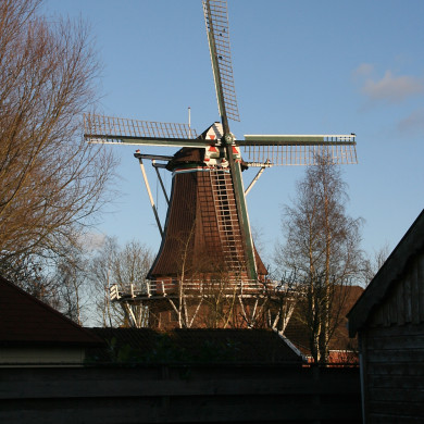Molen Eben Haezer in Enumatil vanaf kerk Wikimedia Commons - Quistnix