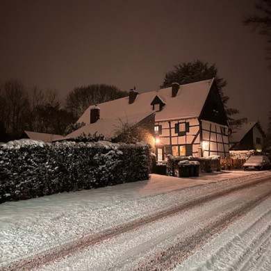 Vakwerkhuis in de sneeuw