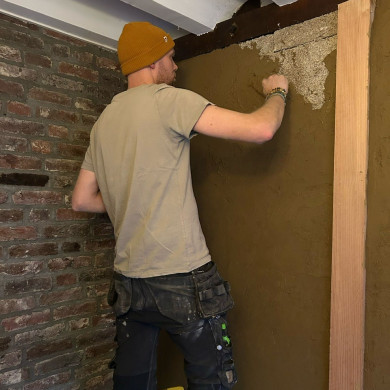 Vakwerkhuis Jesse aan het stucen