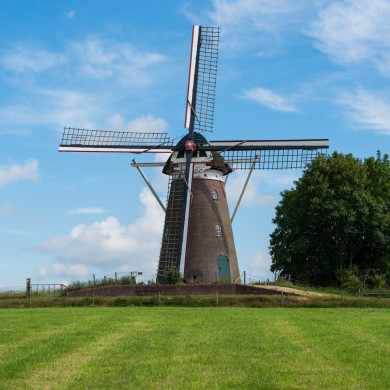 Düffels Möll, een 150 jaar oude molen op een heuvel, bij Stokkum in Gelderland. 