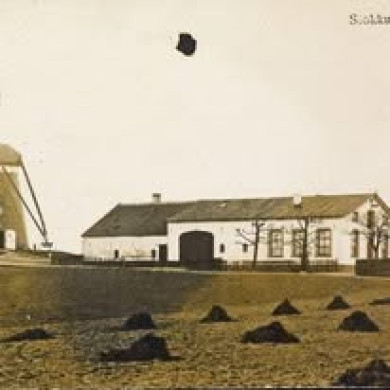 Düffels Möll, een 150 jaar oude molen op een heuvel, bij Stokkum in Gelderland. 