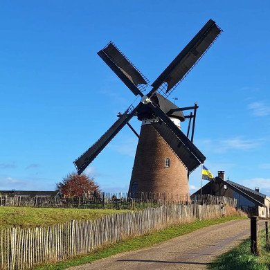 Düffels Möll, een 150 jaar oude molen op een heuvel, bij Stokkum in Gelderland. 