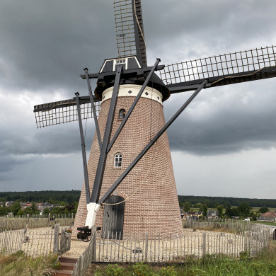 Düffels Möll, een 150 jaar oude molen op een heuvel, bij Stokkum in Gelderland. 