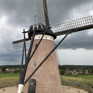 Düffels Möll, een 150 jaar oude molen op een heuvel, bij Stokkum in Gelderland. 
