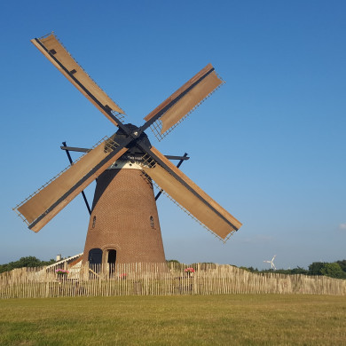 Düffels Möll, een 150 jaar oude molen op een heuvel, bij Stokkum in Gelderland. 