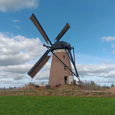 Düffels Möll, een 150 jaar oude molen op een heuvel, bij Stokkum in Gelderland. 