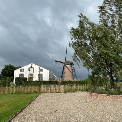 Düffels Möll, een 150 jaar oude molen op een heuvel, bij Stokkum in Gelderland. 