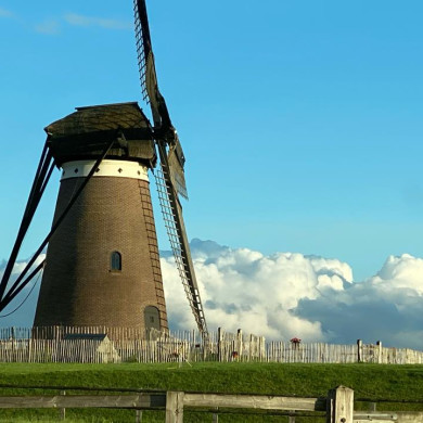 Düffels Möll, een 150 jaar oude molen op een heuvel, bij Stokkum in Gelderland. 