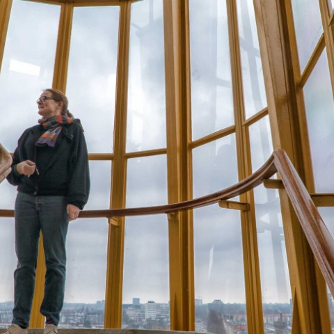 Femke in het trappenhuis
