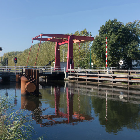 Beek en Donk, ophaalbrug van de Oranjelaan over het Wilhelminakanaal - Michielverbeek