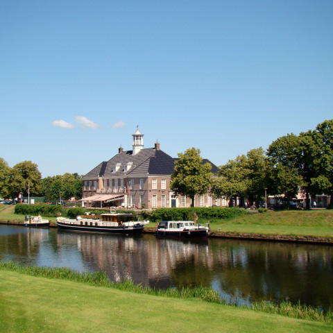 Het oude stadhuis van Ommen, nu een museum en een bistro - Richard Broekhuijzen