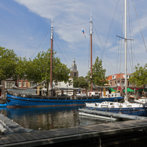 Vlaardingen, zicht op de haven met toren van de Grote Kerk op de achtergrond - Michielverbeek