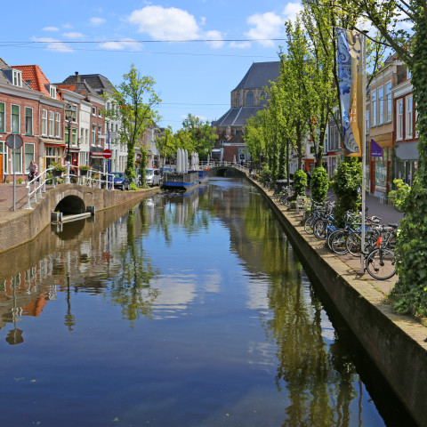 Vrouwjutteland Kanaal in Delft met de Nieuwe Kerk op de achtergrond - Wiki W, Bulach