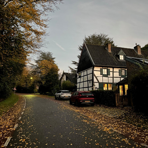 vakwerkhuis op een heuvel in het Zuid-Limburgse 