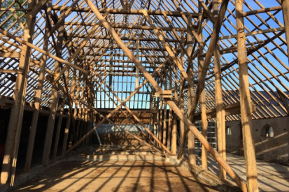 Het staketsel van de wierschuur na de asbestsanering