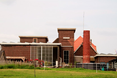 Voormalige Stoom-zuivelfabriek St. Antonius Abt, gemeentelijk monument aan de Rijksweg 46 te Nieuw-Bergen
