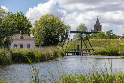 zicht op Muiden Vesting ophaalbrug en kerk