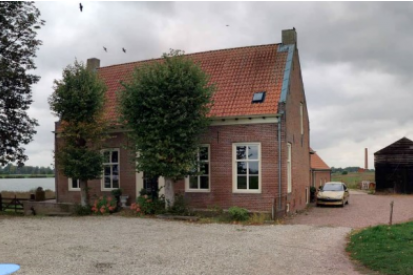 De Opslag 2 te Rhenen. Boerdeij, dwarshuis met zadeldak.
