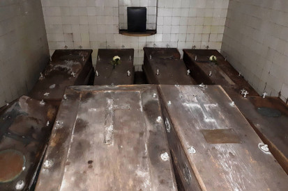 Het monumentale graf Herckenrath met witte rozen van Annejet li Juliette re leon