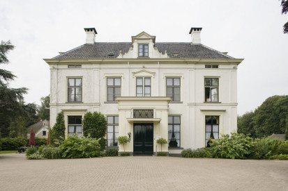 Overzicht van de rijksmonumentale voorgevel van het landhuis van landgoed IJsselvliedt te Wezep - Wikimedia Commins - Chris Booms