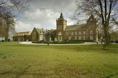 Kasteel Heijsterum Overzicht van de voorgevel met de twee vierkante torens , gezien vanuit het park - Loek Tangel.jpg